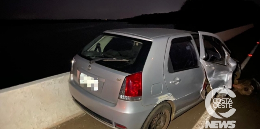 Condutor abandona carro após acidente sobre a ponte, em Santa Helena