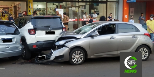 Condutor colide HB 20 violentamente contra Renegade no centro de Santa Helena