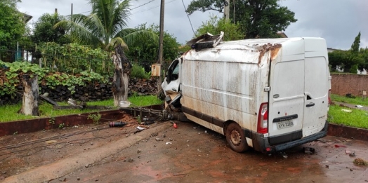 Condutor de Van perde o controle e colide veículo em poste no interior de Santa Helena