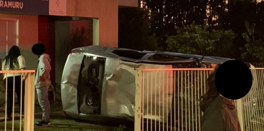 Condutor perde controle da direção,  veículo bate e destrói grade de UBS em Itaipulândia