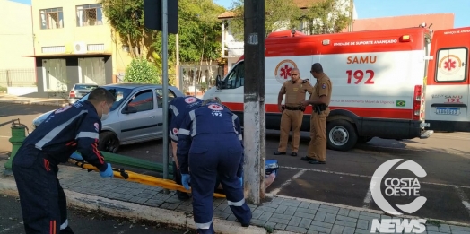 Condutora perde o controle da direção e colide em poste no centro de Santa Helena