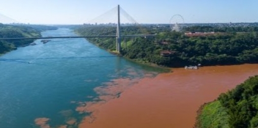 Contraste entre as tonalidades dos rios Iguaçu e Paraná chama a atenção