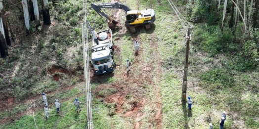 Copel substitui 2 mil postes quebrados, seis torres de alta tensão e 113 km de redes no pior setembro climático das últimas décadas