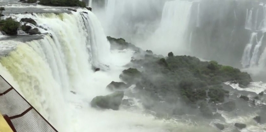Corpo da turista que caiu da passarela nas Cataratas do Iguaçu é encontrado