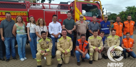 Corpo de Bombeiros de Medianeira recebe caminhão novo para combate de incêndios ambientais