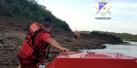Corpo de Bombeiros resgata amigos que nadaram no Rio Paraná até a ilha Acaraí