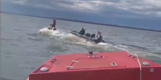 Corpo de Bombeiros resgata pescadores à deriva no Lago de Itaipu; vídeo