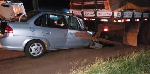 Corsa vai parar embaixo de caminhão em acidente na BR-277