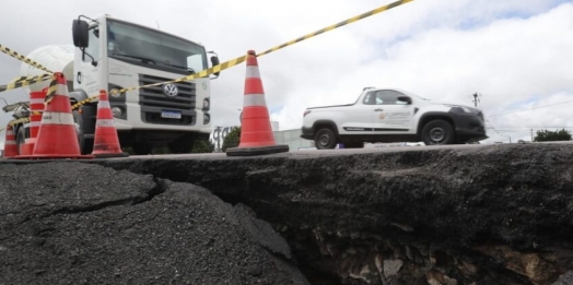 Cratera se abre na BR-277, em Curitiba, e interdita parte da pista
