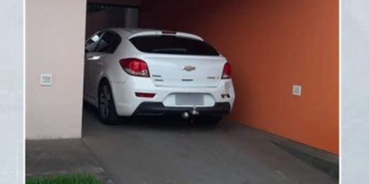 Criança é encontrada trancada dentro do carro enquanto pais brigavam na rua no Paraná