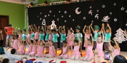 Crianças e adolescentes do CCICA em Santa Helena emocionam pais e educadores com apresentação de Natal