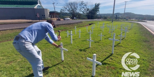 Cruzes em homenagem aos mortos na BR-277 em São Miguel do Iguaçu são instaladas no trevo de saída para Medianeira