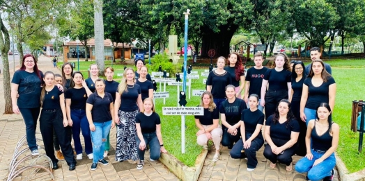 Cruzes são fixadas na praça central de Santa Helena em ação que busca o combate à violência contra a mulher