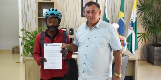 De passagem por São Miguel do Iguaçu, ciclista que viaja o mundo pedalando faz visita à prefeitura