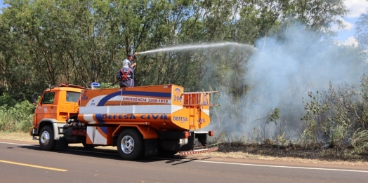 Defesa Civil combate incêndio em Santa Helena às margens da PR 317