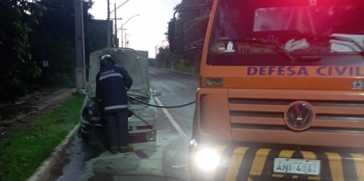 Defesa Civil de Santa Helena é acionada para combater princípio de incêndio em veículo