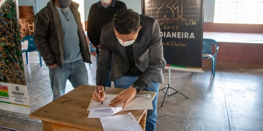 Dentro das festividades administração assina contrato para pavimentação asfáltica na comunidade de Linha Dourado