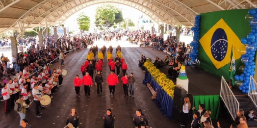 Desfile de 7 de Setembro reúne moradores, escolas e entidades em São Miguel do Iguaçu