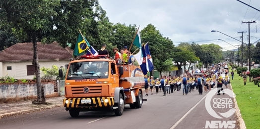 Desfile reúne 5 mil participantes do Campori e Aventuri em Santa Helena