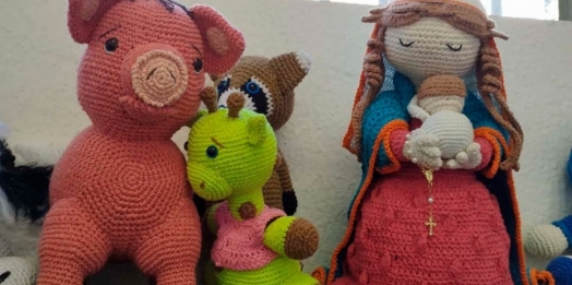 Detentos de Foz do Iguaçu confeccionam bonecos de crochê para crianças carentes