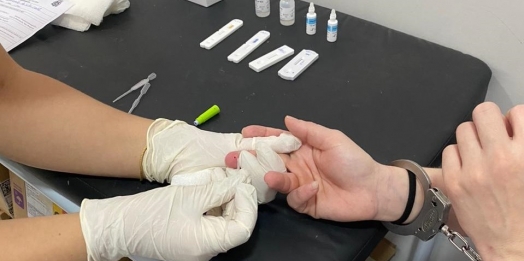 Dezembro Vermelho: Polícia Penal do Paraná realiza ações de conscientização sobre o HIV em todo o estado