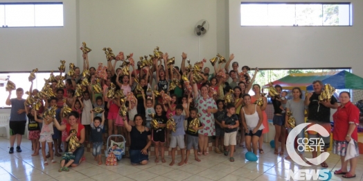 Crianças participam de ação alusiva ao natal promovida pela Igreja Assembléia de Deus em Santa Helena