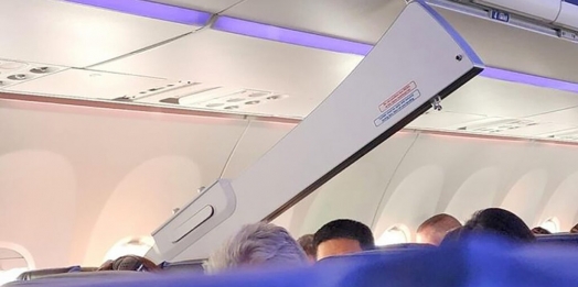 Divisória se desprende do teto de avião da LATAM após o pouso em Foz do Iguaçu