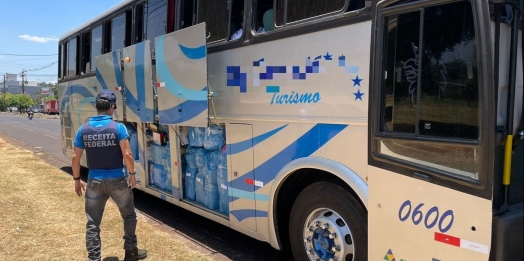 Dois Ônibus carregados com mercadorias irregulares foram retidos pela Receita Federal