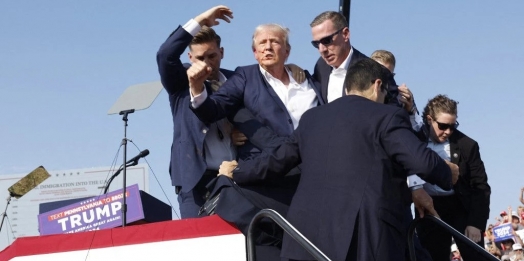 Donald Trump é ferido e retirado às pressas após tiroteio em comício na Pensilvânia