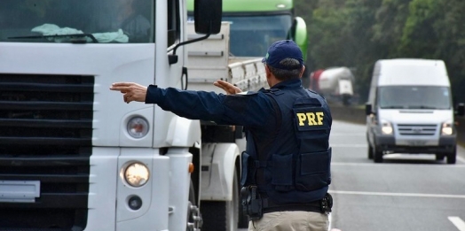 Dos 22 pneus de carreta, 20 estavam carecas, flagra PRF em fiscalização no Paraná