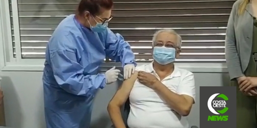Dr. Luis Valiente é o primeiro a receber a vacina contra a covid-19 em Santa Helena