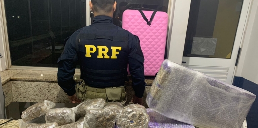 Drogas na bagagem: PRF apreende maconha e skunk em mala de passageira de ônibus em Santa Terezinha de Itaipu (PR)