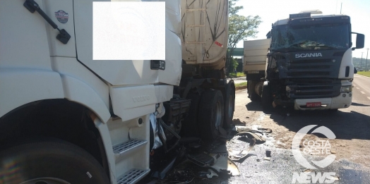 Carretas colidem na BR 277 em São Miguel do Iguaçu