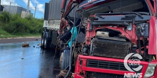 Duas carretas se envolveram em um grave acidente na BR-277 em Medianeira