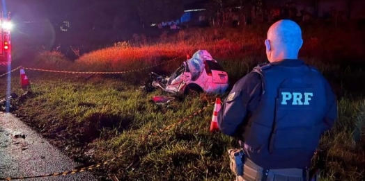 Duas pessoas morrem em grave acidente entre carro e caminhão na BR-277 em Cantagalo