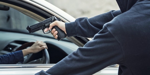 Dupla armada rende motorista e rouba veículo em Guaíra