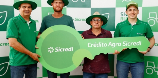 Durante o Show Rural 2024, Sicredi Vanguarda realiza entrega simbólica de maquinários agrícolas financiados pela cooperativa