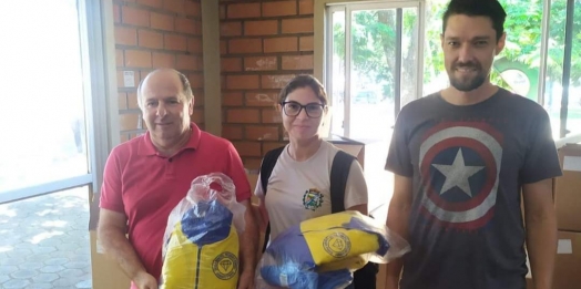Em ação inédita, Diamante D’Oeste entrega kit uniforme para alunos