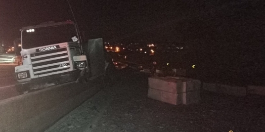 Caminhão carregado com celulose bate no guard rail e interdita BR-277, em São Miguel do Iguaçu