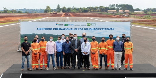 Em dia de leilão de aeroportos, obras da pista de pouso do Aeroporto de Foz do Iguaçu são entregues