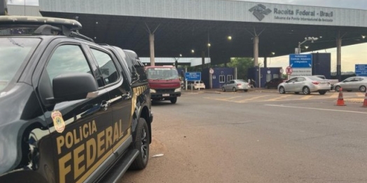Em Foz do Iguaçu, PF prende motorista e passageiro de transporte escolar carregado com centenas de celulares importados em fundo falso