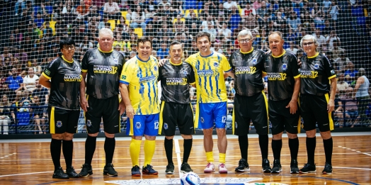 Em noite histórica, Santa Helena reinaugura ginásio com a presença do craque Falcão