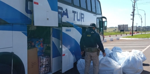Em Santa Terezinha de Itaipu (PR), PRF encontra mais de mil smartphones dentro de fundo falso em ônibus de turismo