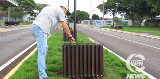 Empresário do distrito de Moreninha adquire flores e faz a ornamentação das novas floreiras