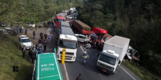 Engavetamento por acidente com ônibus gera nova colisão na BR 376 envolvendo 10 veículos