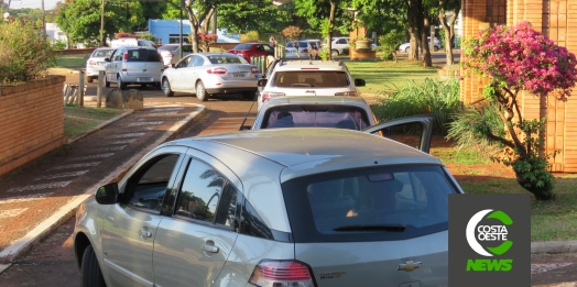 Enorme fila de veículos se forma e vacinação para idosos com 77 anos em Santa Helena tem grande adesão