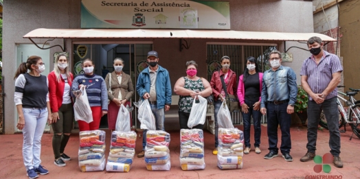 Entrega das cestas básicas com o acréscimo de peixes iniciam no Centro em Missal