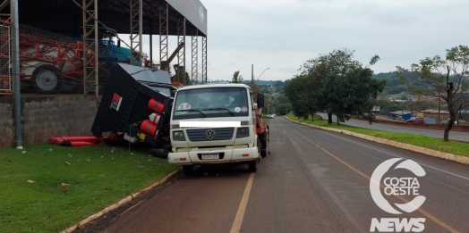 Equipamento agrícola atinge poste na Avenida Iguaçu no centro de São Miguel