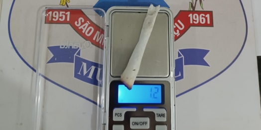 Equipe da GM de São Miguel do Iguaçu flagra indivíduo fumando maconha em frente a colégio no bairro Santa Catarina