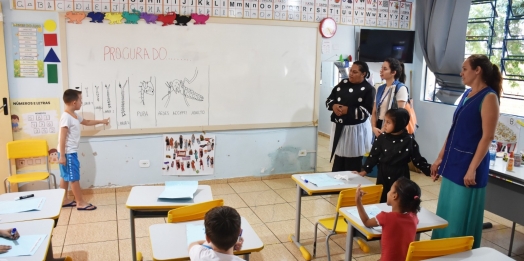 Equipe da Saúde auxilia no desenvolvimento do projeto sobre a dengue na Escola Henrique Ghellere